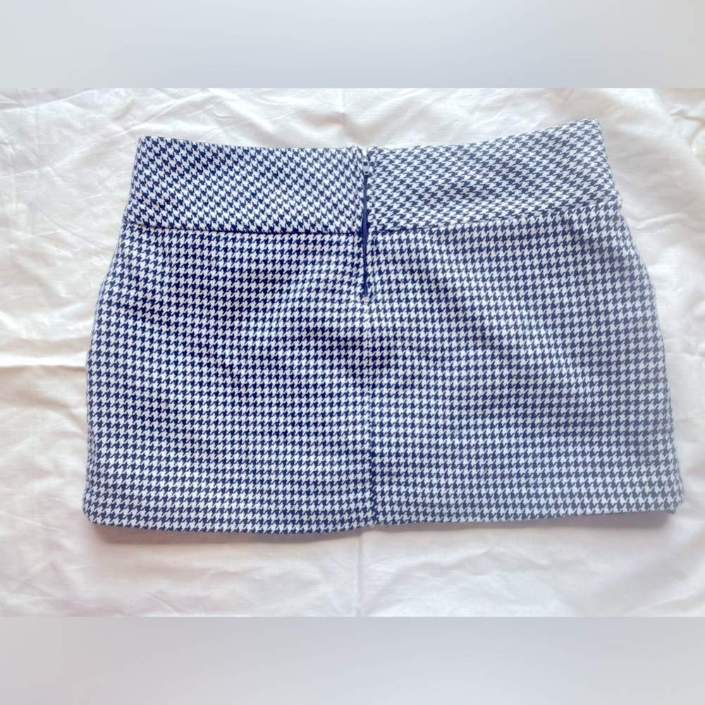 Black and white houndstooth printed mini skirt with pockets!! - Picture 3 of 7